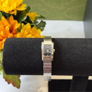 Gucci 8600L Ladies Watch Black GG logo Face Quartz Movement